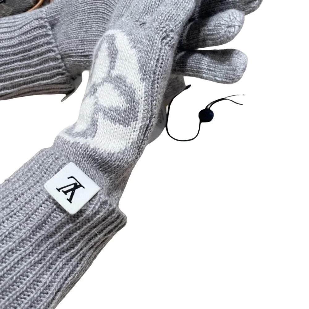 LV Medallion Grey Gloves - Picture 4 of 8